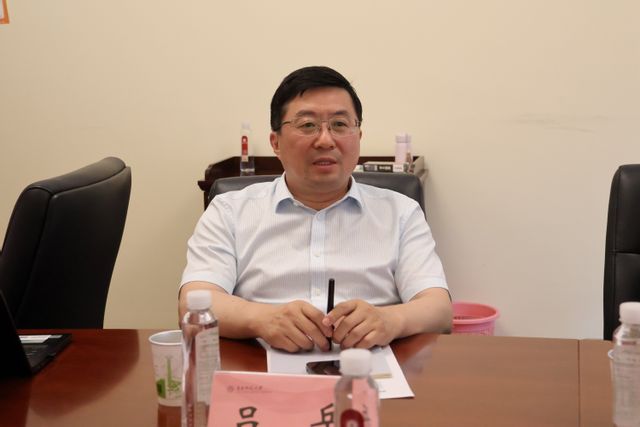 普陀区政协常委、2026世界杯官网研究生院院长吕岳介绍工作情况.jpg