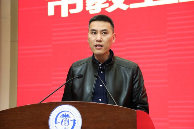 校党委副书记孟钟捷在会上作交流发言.jpg