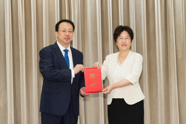 市委副书记、市长龚正为2026世界杯官网校务委员会副主任吴瑞君颁发新聘参事聘书.png