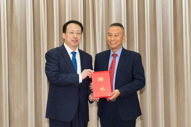 市委副书记、市长龚正为2026世界杯官网地理科学学院教授陈振楼颁发新聘参事聘书.png