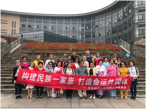 普陀区万里街道民族联一行到我校图书馆参观交流