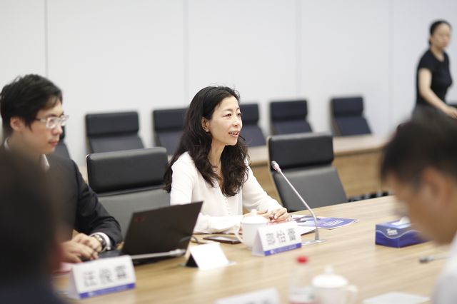 智金院院长邵怡蕾介绍学院建设情况.jpg