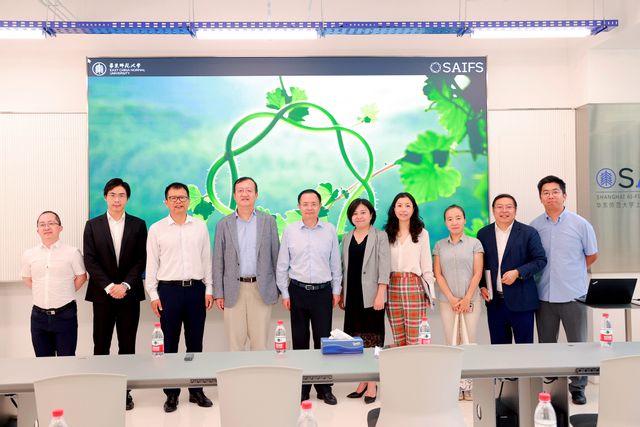 参观金融大语言模型实验室.jpg