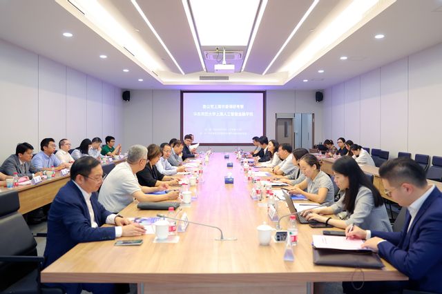 与会人员进行深入交流.jpg